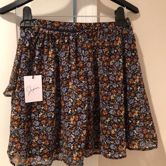 NWT Japner skirt Black w floral print. Ruffle layer in front sz medium - Picture 2 of 5